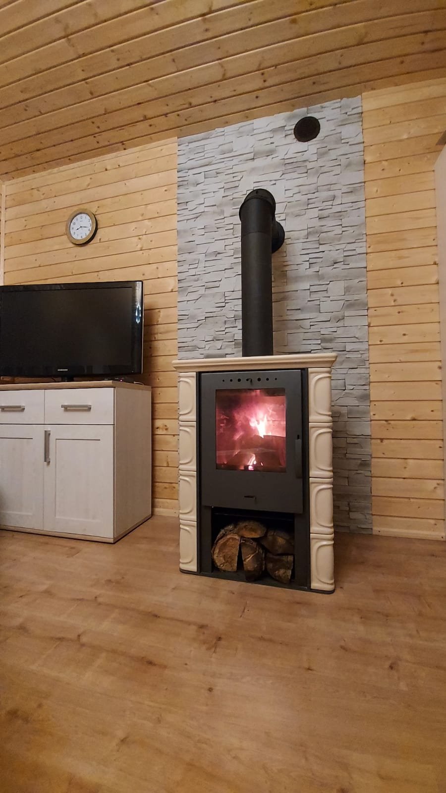 Koklinis židinys FLAMA ELDUR EKO (6 kW) Medaus