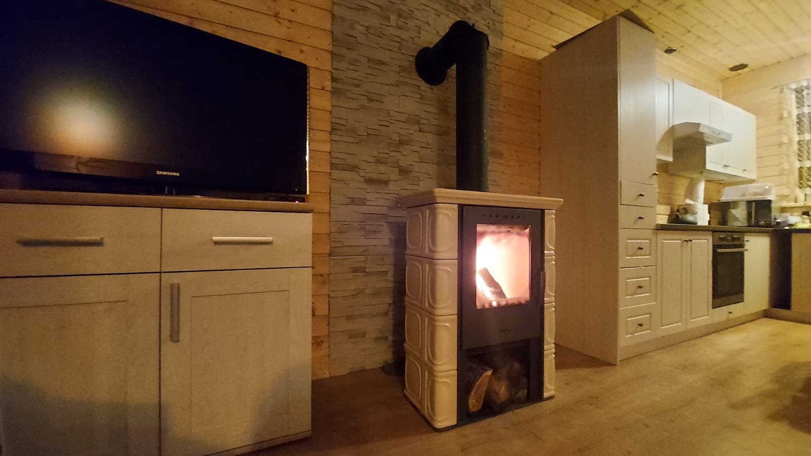 Koklinis židinys FLAMA ELDUR EKO (6 kW) Medaus
